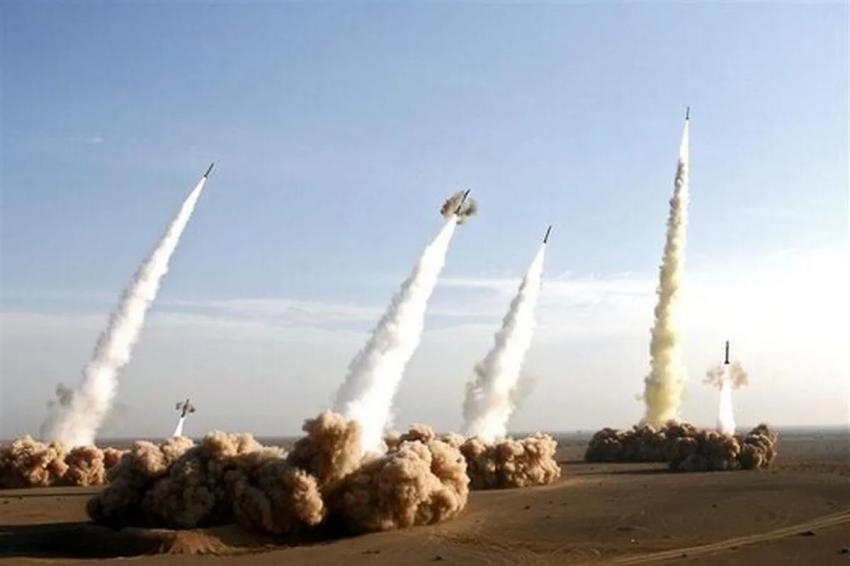 Kapal Induk dan Kapal Perusak AS Jadi Korban Rudal Balistik IRGC