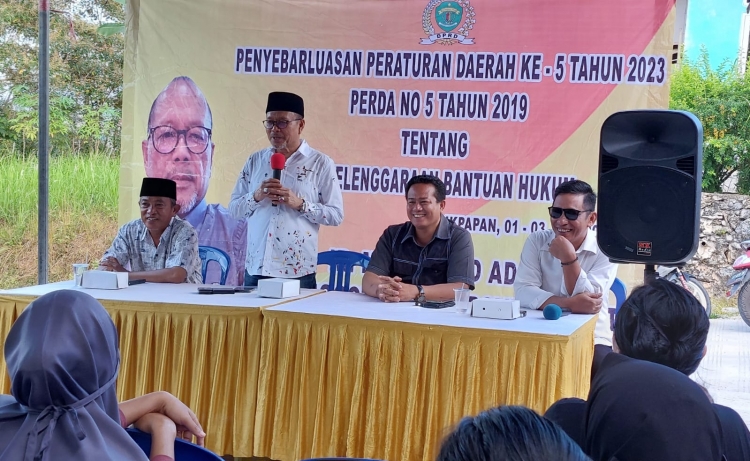 Muhammad Adam Sampaikan Perda Bantuan Hukum Kepada Warga Manggar