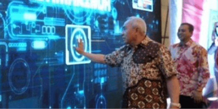 Menampilkan hasil kerja Pemerintah Provinsi Kaltim di dalam Kaltim Expo 2023.