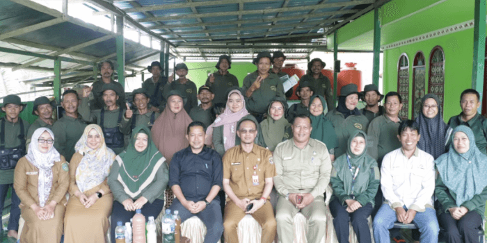 Menghasilkan produk dari bahan alami membangun kebanggaan dari Muzakkir melalui sekolah lapangan kelompok tani