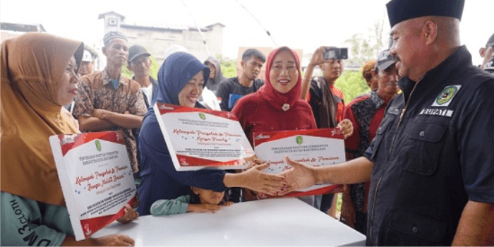 Bantuan Saprodi dan BLT diserahkan kepada Nelayan Muara Muntai.