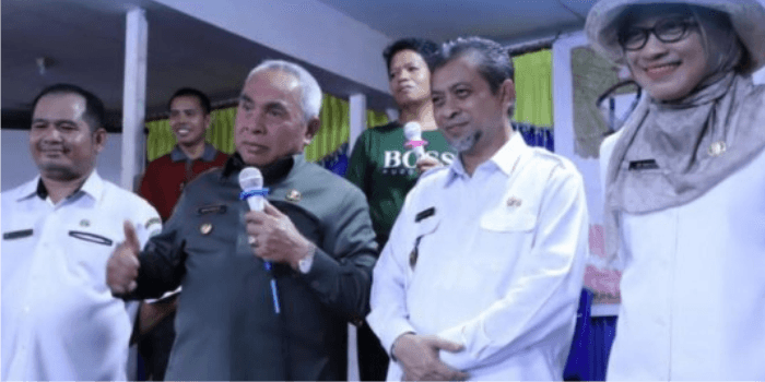 Gubernur Isran Noor Sambangi dan Serahkan Bantuan Korban Kebakaran di Kampung Muhur, Kutai Barat