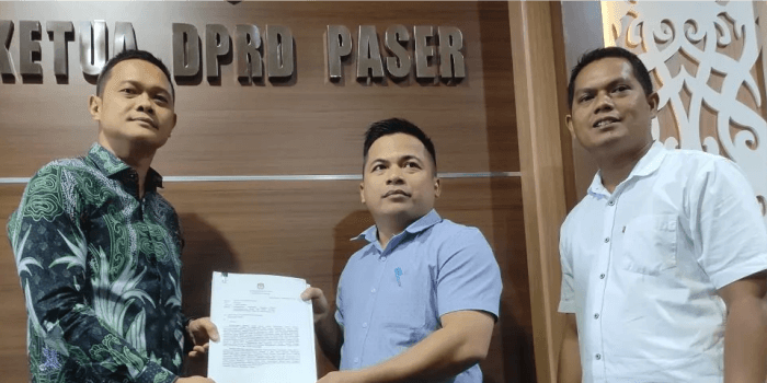 Ketua DPRD Paser menerima berkas PAW dari KPU.